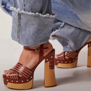 Jeffrey Campbell Farrah Wooden Platform
Heels/ size 7.5
